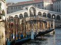 Góndolas frente al Puente de Rialto, Venecia.